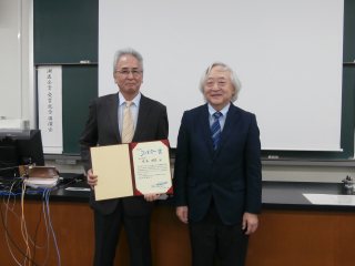 湖医会賞授与式・受賞記念講演会ー永田湖医会会長（右）から湖医会賞を授与