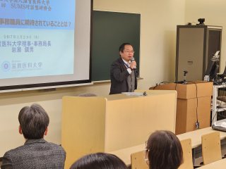 岩瀬理事・副学長・事務局長の講話の様子 岩瀬理事・副学長・事務局長の講話の様子