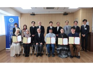 修了学生と学内関係者 修了学生と学内関係者