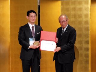 授賞式の様子【Sun Lee賞】 写真左:国際実験マイクロサージャリー学会 八木会長、写真右:上本学長 授賞式の様子【Sun Lee賞】 写真左:国際実験マイクロサージャリー学会 八木会長、写真右:上本学長