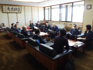 締結式前の懇談の様子