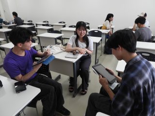 3人一組でコーチング演習を行う様子