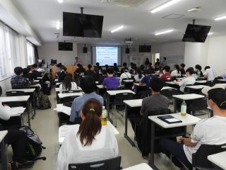 コーチング演習のレクチャーを受ける学生