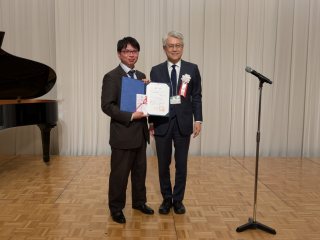 授賞式の様子(写真左:久保佳範助教) 授賞式の様子(写真左:久保佳範助教)