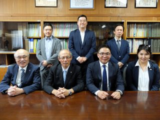 表敬訪問（前列左より：遠山理事、上本学長、Damdindorj学長、Ulziimaa学部長　後列左より：石垣教授、Bayasgalan病院長、加藤教授）