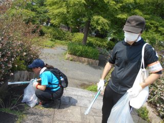 大津港近くのなぎさ公園でのごみ拾いの様子