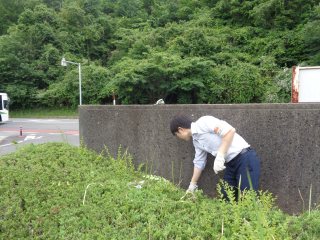 2.構内のごみ拾い