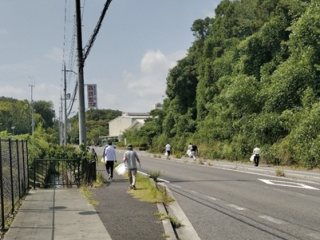 外周道路のごみ拾い 外周道路のごみ拾い