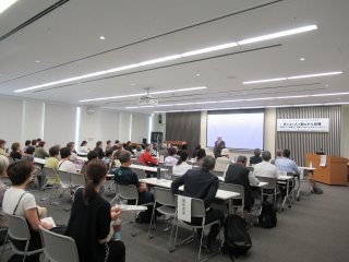 開会挨拶（本学医学部附属病院：田中病院長）