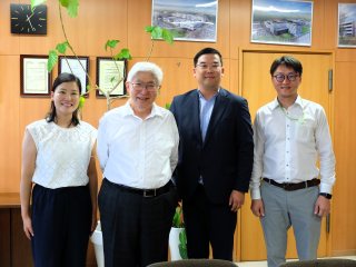 病院長室（左より　本学職員・Batchimegさん、田中理事・病院長、Bayasgalan病院長、本学大学院生・Battulgaさん）