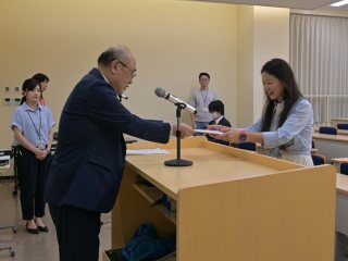 修了証授与の様子