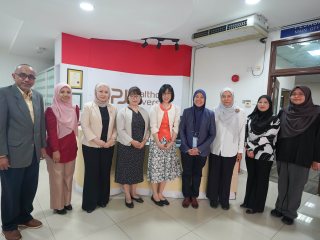 KPJU訪問（Dayang Anita副学長、Nurul Fariza看護学部長らと記念撮影）