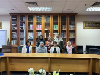 UKM訪問（Jalina Karim看護学科長、Norazlina Mohamed副医学部長、Ruslinda Mustafar副医学部長らと記念撮影）