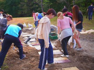 図書館南側庭園の敷石（陶板）設置エリアの整地