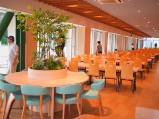 学生食堂「SUMSキッチン」での窓拭き