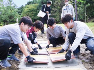 図書館南側庭園での敷石（陶板）の設置