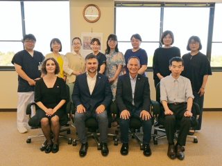 松浦理事（教育・学生支援・コンプライアンス担当）（前列右端）との記念写真