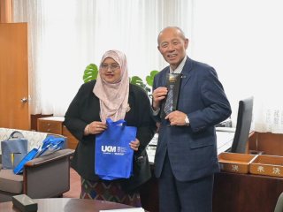 記念品贈呈（左）Syarul Nataqain Baharum教授（右）上本学長