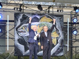 上本学長（右）と永田湖医会会長（左）による 開会宣言