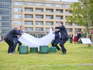 医学科15期・32期・33期生の 新・卒業記念ベンチの除幕