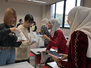 送別会：記念品の交換