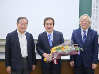 湖医会賞授与式・受賞記念講演会－ 久保田亘氏（中）に湖医会賞授与・花束贈呈