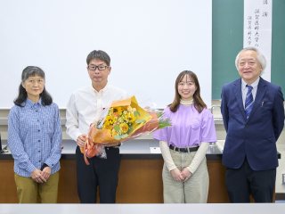 湖医会賞授与式・受賞記念講演会－ 伊藤岳氏（左中）に湖医会賞授与・花束贈呈