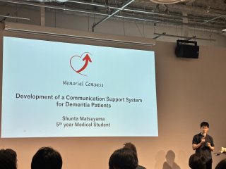 英語によるプレゼンを行う松山さん