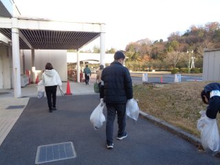 構内でのごみ拾い