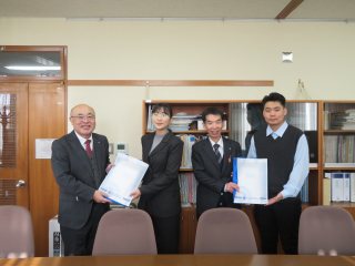 表敬訪問（左から：遠山理事・副学長、Myadagmaaさん、松浦理事・副学長、Munkhsuldさん）