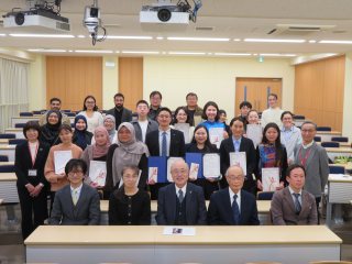 集合写真 （最前列左から：西田課長、赤田理事長、遠山理事、馬場元学長、加藤教授）