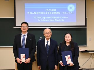 最優秀賞受賞者（左：Sunさん、右：Nominさん）と馬場元学長（中央）