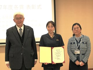 記念撮影（左から）田中病院長、横井副看護師長、多川センター長（看護臨床教育センター）