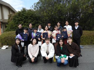 卒業生と卒業を祝う在学生