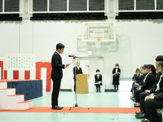 歓迎の辞を述べる在学生代表