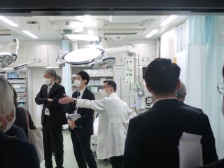 内覧会（塩見教授による施設説明）