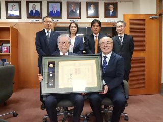 （前列左より）株式会社ティーアイホールディングス代表取締役会長 井上様、遠山学長、（後列左より）黒澤理事、尾松副学長、株式会社ティーアイホールディングス取締役経営管理本部長 村田様、向所教授