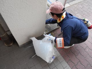 病院入口前のごみ拾い