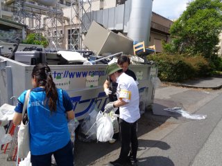 ごみの分別作業