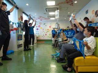 ミズキ講師から応援レクチャーを受ける子どもたち