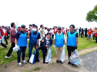 多くの清掃ボランティアが集まったピアザ淡海前