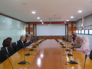 マレーシア国民大学医学部長表敬訪問での話し合いの様子