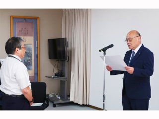 授与の様子（遠山学長、目良教授）