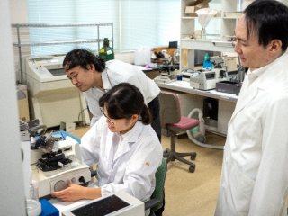 研究の指導を受ける寒出さん