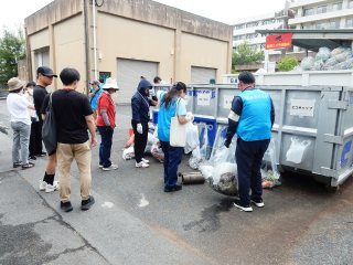 ごみ分別作業