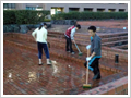 若鮎祭実行委員会による中庭池掃除を実施しま
														した。